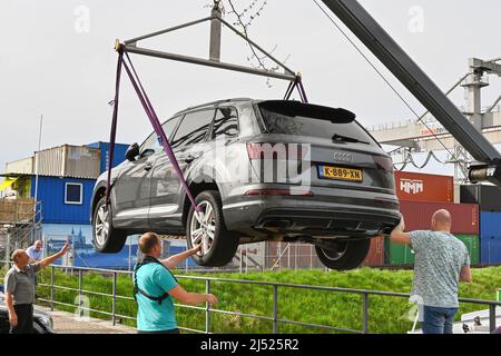 Bâle, Suisse - avril 2022 : la voiture Audi est déchargée par une grue d'une barge industrielle sur les quais de la ville, sur le Rhin Banque D'Images