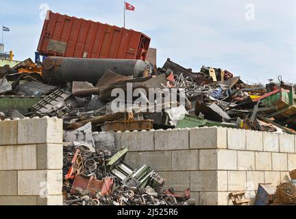 Bâle, Suisse - avril 2022 : grande pile de ferraille dans une cour de recyclage dans la zone du quai de la ville. Banque D'Images