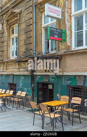 Belgrade, Serbie - 09 avril 2022 : Green Mill Pub à Raiceva Street Spring Day Open and Ready for Business. Banque D'Images