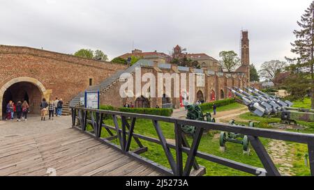 Belgrade, Serbie - 09 avril 2022 : extérieur du musée militaire dans le parc de la forteresse de Kalemegdan, le jour du Printemps nuageux. Banque D'Images