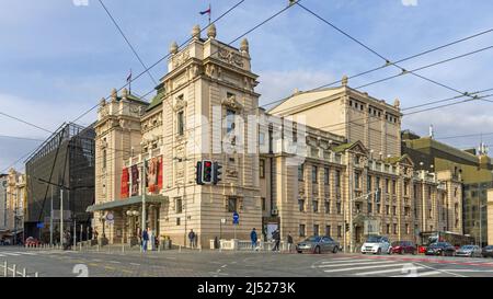 Belgrade, Serbie - 27 février 2022 : Théâtre national Bâtiment historique au centre-ville de Republic Square. Banque D'Images