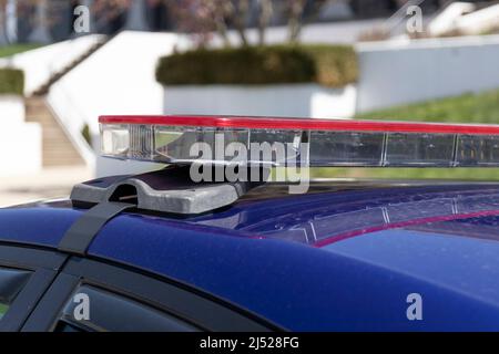 Barre lumineuse de police, feux rouges montés sur le toit. Pour une utilisation en cas d'arrêt de la circulation et d'urgence. Banque D'Images