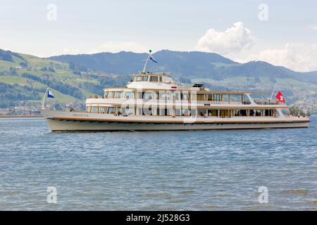Rapperswil, Suisse - 10 mai 2016 : le navire MS Helvetia arrive de Zurich au terminal de ferry de Rapperswwill.Le nom Helvetia exprime la femelle n Banque D'Images
