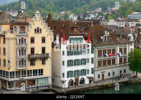 Lucerne, Suisse - 02 mai 2016 : les trois façades différentes des bâtiments historiques situés sur les rives de la rivière Reuss montrent la variété de t. Banque D'Images