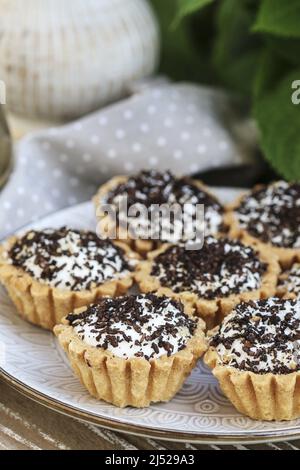 Petits gâteaux au chocolat sur la table. Dessert de fête Banque D'Images