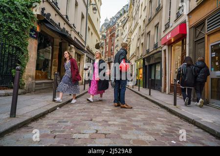 Paris, France. 13th avril 2022. Les touristes descendent la rue Galande dans le quartier de la Sorbonne, dans le 5th arrondissement de Paris. Rue Galande, aujourd'hui conserve une apparence médiévale, c'était autrefois la route romaine qui allait à Lyon et à Rome, c'est un lieu très touristique. (Credit image: © Atilano Garcia/SOPA Images via ZUMA Press Wire) Banque D'Images