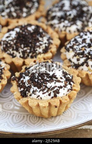 Petits gâteaux au chocolat sur la table. Dessert de fête Banque D'Images