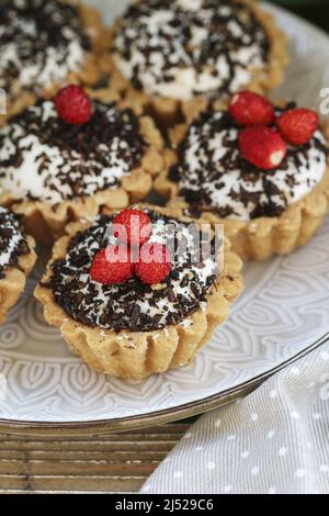 Petits gâteaux au chocolat sur la table. Dessert de fête Banque D'Images