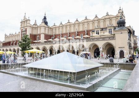 Une fontaine près du bâtiment Sukiennice de Cracovie, en Pologne. Banque D'Images