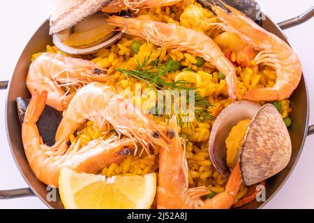 vue de dessus d'une paella dans un plat sur une table Banque D'Images