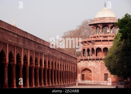 Rangée de colonnes à l'intérieur du Taj Mahal en grès rouge à Agra, Inde Banque D'Images