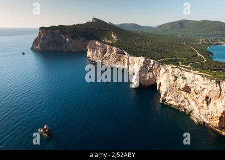 Guettez Foradada et les sentiers de randonnée au-dessus des falaises dans le parc naturel de Porto Conte et Capo Caccia sur la Sardaigne dans la lumière chaude de l'après-midi, Italie Banque D'Images