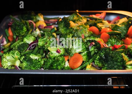 Légumes frits brocoli poivre et haricots dans le four, saine alimentation Banque D'Images