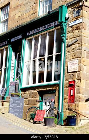 L'ancien bureau de poste de Robin Hood's Bay, sur la côte du Yorkshire, qui est maintenant un café confortable et populaire appelé Tea Toast and Post. Banque D'Images