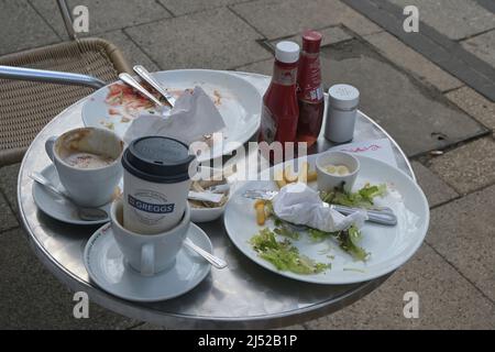 table de assiettes et tasses sales à l'extérieur d'un café, angleterre Banque D'Images