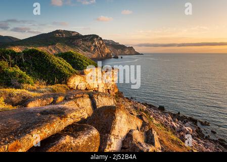 Belle nature de la côte de la Sardaigne - coucher de soleil sur la côte rocheuse du Parc naturel de Porto Conte, Torre del Porticciolo, Sardaigne, Italie Banque D'Images