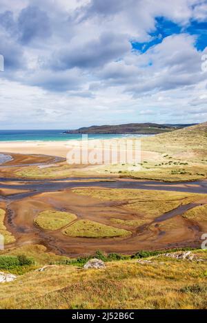 Surplombant la Borgie, elle serpente sur la grande plage de sable déserte jusqu'à la superbe mer turquoise de la baie de Torrisdale baignée de soleil. Banque D'Images