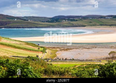 Surplombant un petit cimetière à une grande plage de sable déserte et une mer turquoise brillante à la baie de Torrisdale, par une journée ensoleillée. Banque D'Images