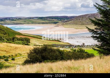 Surplombant un petit cimetière à une grande plage de sable déserte et une mer turquoise brillante à la baie de Torrisdale, par une journée ensoleillée. Banque D'Images