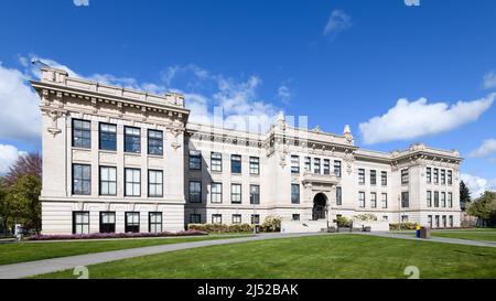 Everett, WA, USA - 17 avril 2022 ; façade de l'école secondaire Everett avec pelouse et ciel bleu dans la ville du comté de Snohomish. Banque D'Images