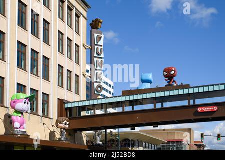 Everett, WA, États-Unis - 17 avril 2022 ; façade et passerelle vers le site de Funko à Everett, Washington Banque D'Images