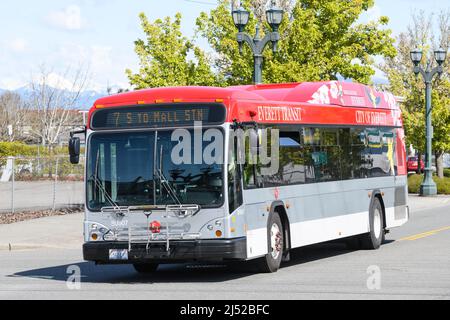 Everett, WA, États-Unis - 17 avril 2022 ; autobus Everett Transit dans la ville du comté de Snohomish sur la route 7S Banque D'Images