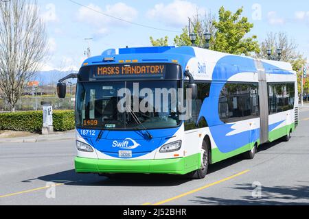 Everett, WA, États-Unis - 17 avril 2022; New Flyer Industries a articulé l'autobus à Swift Livery du transport en commun à Everett, Washington Banque D'Images