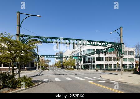 Everett, WA, USA - 17 avril 2022; structure Green Quadrangle à l'intersection de Colby Avenue et Hewitt Avenue dans le centre-ville d'Everett, Washington Banque D'Images