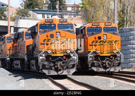 Everett, WA, États-Unis - 17 avril 2022; deux trains de marchandises BNSF attendent les uns les autres en gros plan Banque D'Images
