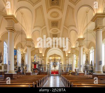 Intérieur de la cathédrale de Derby en direction de l'autel, Derby, Derbyshire, Angleterre, Royaume-Uni Banque D'Images