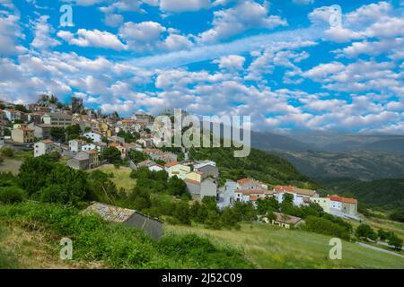 Vue panoramique de Pietrabbondante, un village de la région de Molise, Italie. Banque D'Images