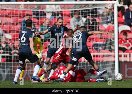 MIDDLESBROUGH, ROYAUME-UNI. AVR 18th Jonathan Howson de Middlesbrough (sur le terrain) et Marc Bola tentent de bloquer le chemin Jon Russell de la ville de Huddersfield pour atteindre le but lors du match de championnat Sky Bet entre Middlesbrough et Huddersfield Town au stade Riverside, Middlesbrough, le lundi 18th avril 2022. (Credit: Mark Fletcher | MI News) Credit: MI News & Sport /Alay Live News Banque D'Images