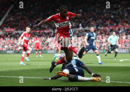 MIDDLESBROUGH, ROYAUME-UNI. AVR 18th Jon Russell de Huddersfield Town s'attaque à l'Anfernee Dijksteel de Middlesbrough lors du match de championnat Sky Bet entre Middlesbrough et Huddersfield Town au stade Riverside, Middlesbrough, le lundi 18th avril 2022. (Credit: Mark Fletcher | MI News) Credit: MI News & Sport /Alay Live News Banque D'Images