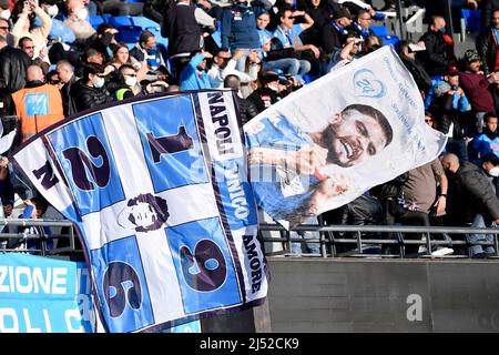 Les fans de Naples applaudissent à l'agonie des drapeaux avec des photos de Diego Armando Maradona et Lorenzo Insigne pendant le match de football Serie A entre SSC Napoli et Banque D'Images