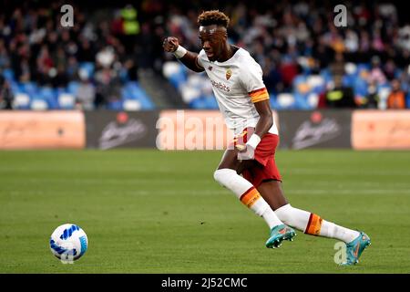 Nicola Zalewski de AS Roma et Andre Zambo Anguissa de SSC Napoli se disputent le ballon pendant le match de football de la série A entre SSC Napoli et AS ROM Banque D'Images