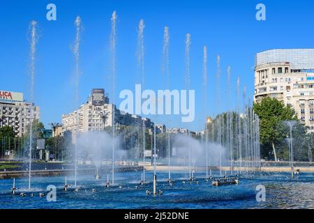 Bucarest, Roumanie, 4 septembre 2021 : fontaine décorative avec de petites gouttes d'eau sur la place Unirii (Piata Unirii) dans le centre-ville, en automne ensoleillé Banque D'Images