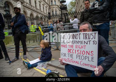 Londres, Angleterre, Royaume-Uni. 19th avril 2022. Les anti-vaxriers manifestent contre le projet de loi sur les préjudices en ligne devant Downing Street. (Image de crédit : © Tayfun Salci/ZUMA Press Wire) Banque D'Images