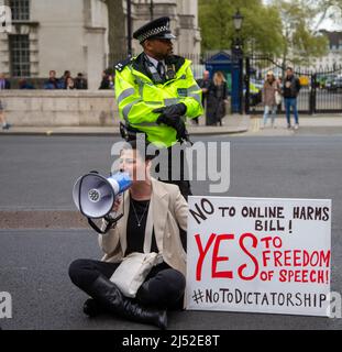 Londres, Angleterre, Royaume-Uni. 19th avril 2022. Les anti-vaxriers manifestent contre le projet de loi sur les préjudices en ligne devant Downing Street. (Image de crédit : © Tayfun Salci/ZUMA Press Wire) Banque D'Images