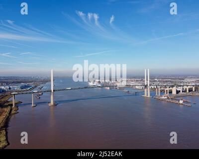 Drone aérien. Pont suspendu de la reine Elizabeth II. Dartford traversant la Tamise, entre Kent et Essex, dans le sud-est de l'Angleterre. Banque D'Images