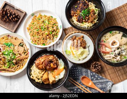 Soupe de nouilles variées, Bento de riz au porc-petit, nouilles au Chili, riz râpé au porc, nouilles au porc séchées, riz au porc frit, dans un plat isol Banque D'Images