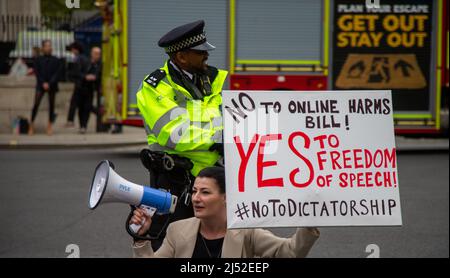 Londres, Angleterre, Royaume-Uni. 19th avril 2022. Les anti-vaxriers manifestent contre le projet de loi sur les préjudices en ligne devant Downing Street. (Image de crédit : © Tayfun Salci/ZUMA Press Wire) Banque D'Images