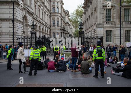 Londres, Angleterre, Royaume-Uni. 19th avril 2022. Les anti-vaxriers manifestent contre le projet de loi sur les préjudices en ligne devant Downing Street. (Image de crédit : © Tayfun Salci/ZUMA Press Wire) Banque D'Images