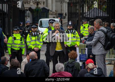 Londres, Angleterre, Royaume-Uni. 19th avril 2022. Les anti-vaxriers manifestent contre le projet de loi sur les préjudices en ligne devant Downing Street. (Image de crédit : © Tayfun Salci/ZUMA Press Wire) Banque D'Images