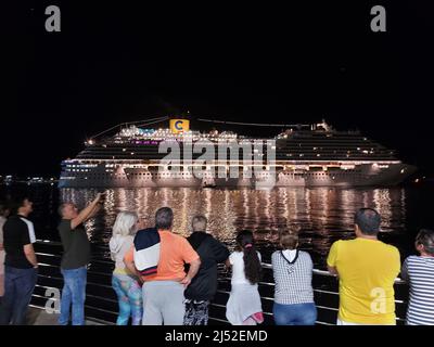 Santos, Sao Paulo, Brésil. 18th avril 2022. Le bateau de croisière Costa Diadema quitte le port de Santos, sur la côte sud de Sao Paulo précisément à 10:20, après la fin de la saison de voyage le long de la côte brésilienne, lundi (18), de la pandémie du coronavirus, les armateurs ont été satisfaits de la saison récente. (Credit image: © Luigi Bongiovanni/TheNEWS2 via ZUMA Press Wire) Banque D'Images