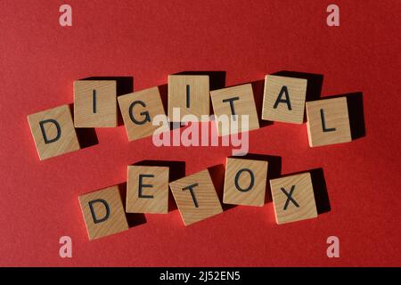 Digital Detox, mots en lettres de l'alphabet en bois isolées sur fond rouge vif Banque D'Images