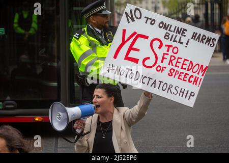 Londres, Angleterre, Royaume-Uni. 19th avril 2022. Les anti-vaxriers manifestent contre le projet de loi sur les préjudices en ligne devant Downing Street. (Image de crédit : © Tayfun Salci/ZUMA Press Wire) Banque D'Images