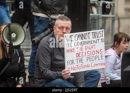 Londres, Angleterre, Royaume-Uni. 19th avril 2022. Les anti-vaxriers manifestent contre le projet de loi sur les préjudices en ligne devant Downing Street. (Image de crédit : © Tayfun Salci/ZUMA Press Wire) Banque D'Images