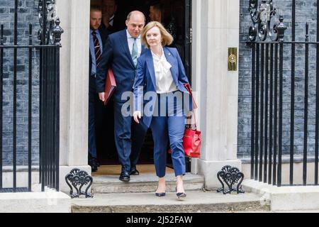 Downing St. London, Royaume-Uni. 19th avril 2022.le député de Liz Truss et le député de Ben Wallace quittent le 10 Downing Street à la suite de la réunion du Cabinet de ce matin. Chris Aubrey/Alamy Live News Banque D'Images