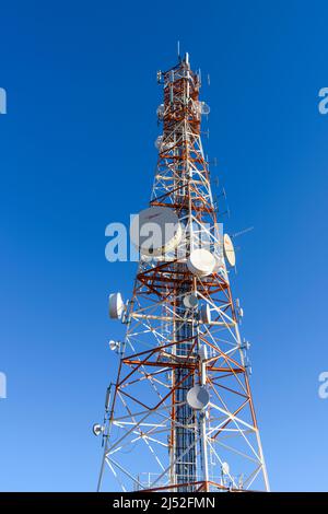 Mât de télécommunications avec beaucoup de plats à micro-ondes, antenne dipôle et autres équipements radio, Namibie. Banque D'Images