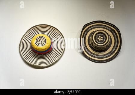 Une paire de hauts en couleur traditionnelle sombrero vueltiao ou tourné des chapeaux de Colombie accrochés sur un mur Banque D'Images